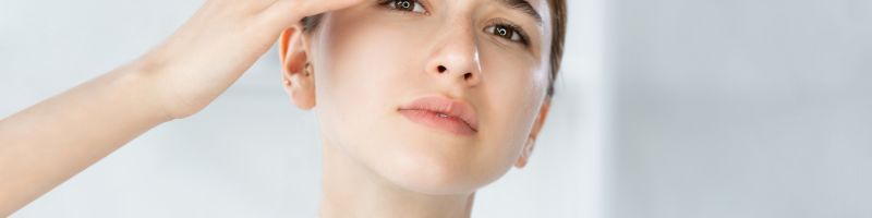 femme à peau grasse sur son visage